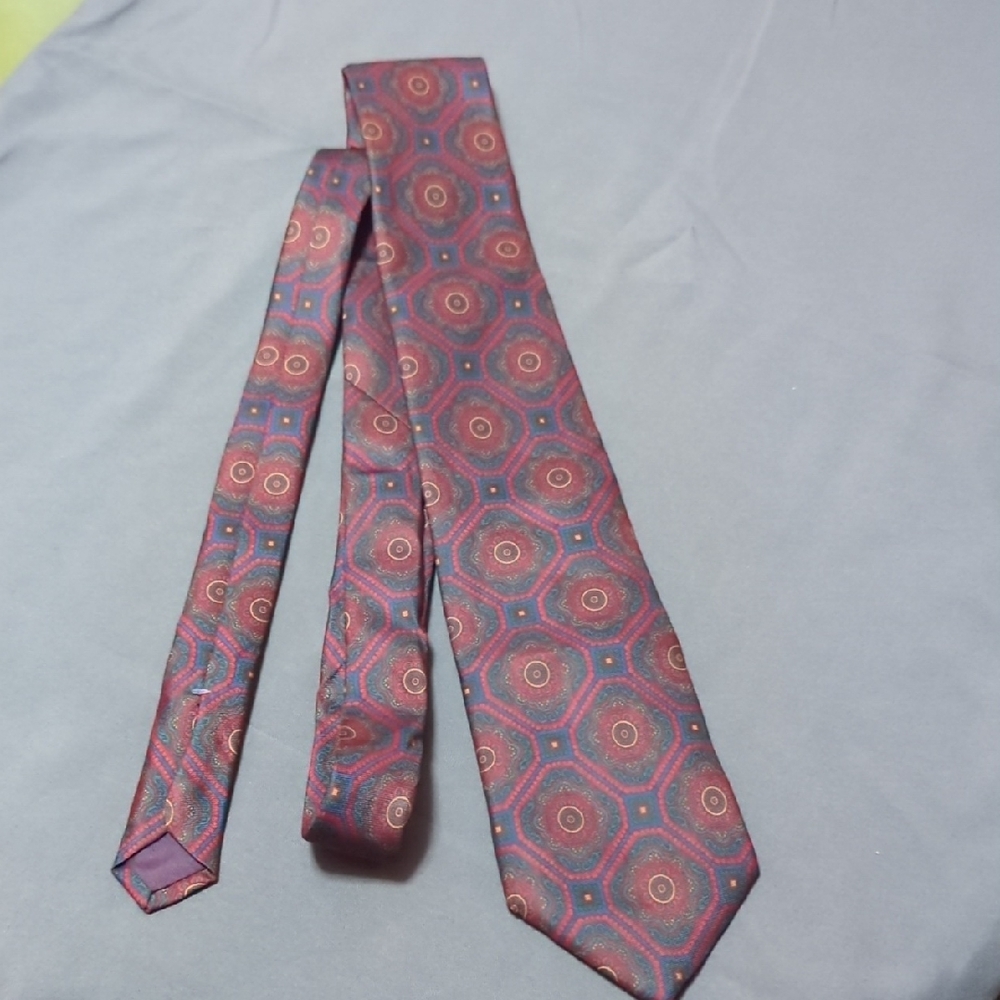 Elegant Hexagonal Pattern Tie in Red and Blue